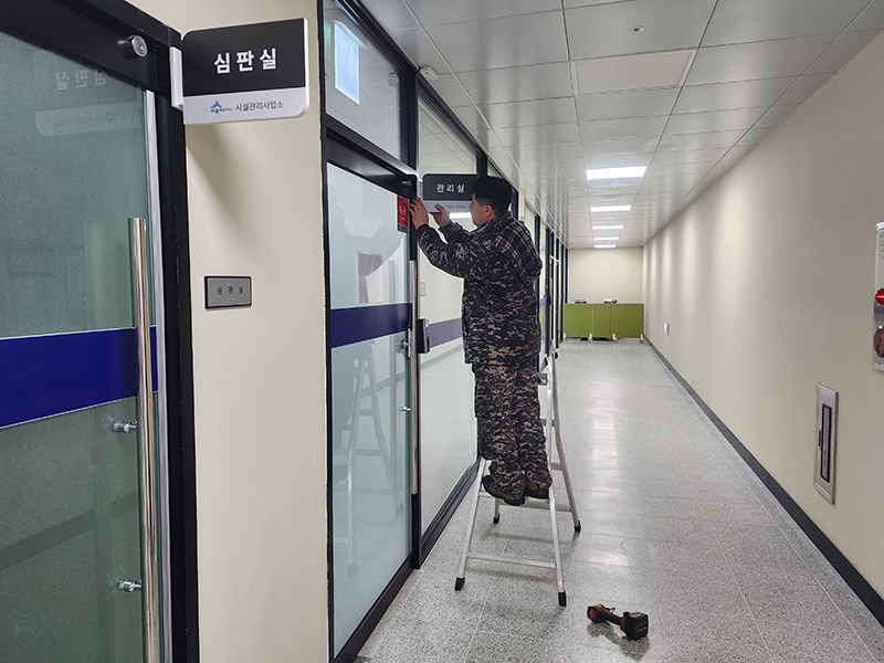 실내 각 사무실 패찰 부착 전